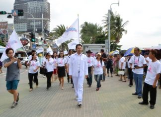 Mayor Itthiphol Kunplome leads the opening parade for this year’s ‘Pattaya White’ anti-drug program. This year’s slogan is “work hard, work fast and work creatively” and organizers have planned activities along those themes.