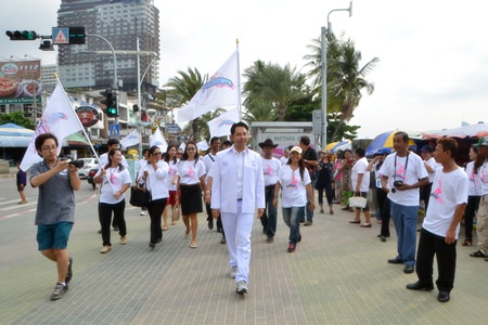 Mayor Itthiphol Kunplome leads the opening parade for this year’s ‘Pattaya White’ anti-drug program. This year’s slogan is “work hard, work fast and work creatively” and organizers have planned activities along those themes. 