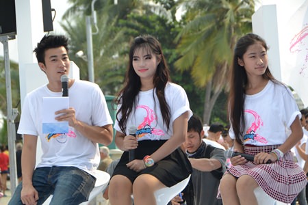 (L to R) MC ‘DJ Jaydai’ (Setsith Limkasidej) from Chill FM89 talks with Jirapreeya “Bream Rattanun” from Pattaya School #7 and Mooknaree “Pookpick” Prathumsawat from Aksorn Suksa School about this year’s slogan: “work hard, work fast and work creatively”.