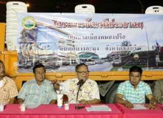 Nongprue Mayor Mai Chaiyanit (center) chairs a public forum to publicize community-development projects.
