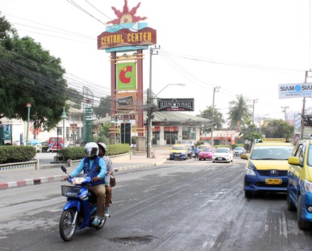 Residents are warned to be careful while using Pattaya 2nd Road during construction.