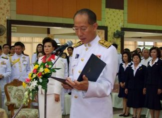 Chonburi Gov. Khomsan Ekachai leads officials in paying homage to King Rama IV on the anniversary of his passing in 1868.