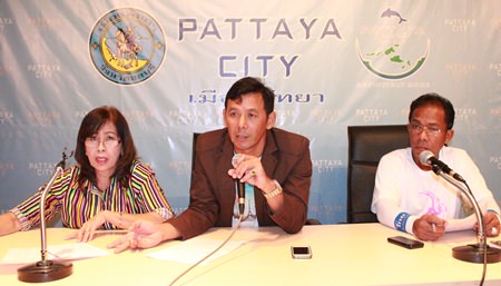 Metharak Suntharod (center), president of the Walking Street Community, leads a meeting with representatives from 44 Pattaya communities to discuss raising funds for a new market at Bali Hai pier.