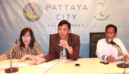 Metharak Suntharod (center), president of the Walking Street Community, leads a meeting with representatives from 44 Pattaya communities to discuss raising funds for a new market at Bali Hai pier.