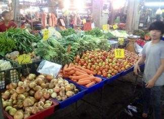 Vegetable dealer Pom Samretkij says trade at his Amornnakorn stall has been very slow.