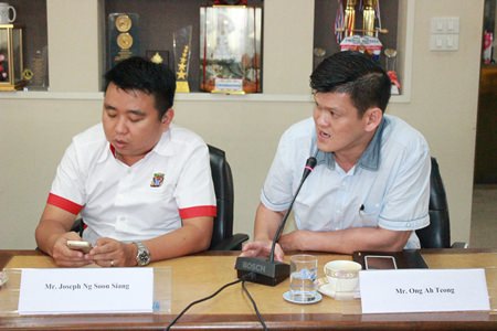 Penang City Councilmen Ong Agteong (right) and Joseph Ng Soong Siang learn how Pattaya is managing its beaches during a visit to city hall.