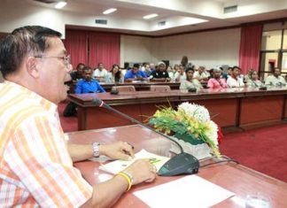 City councilman and Pattaya Tour Boat Operators Club president Sanit Boonmachai meets with about 60 operators to advise them of regulatory changes set by the Marine Department.