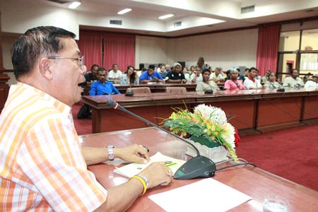 City councilman and Pattaya Tour Boat Operators Club president Sanit Boonmachai meets with about 60 operators to advise them of regulatory changes set by the Marine Department.