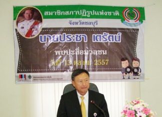 Former Chonburi Gov. Pracha Taerat addresses local residents on the structure and duties of the appointed National Reform Council.