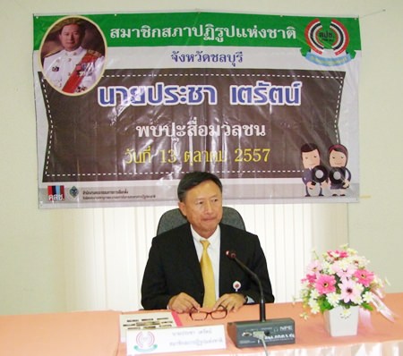 Former Chonburi Gov. Pracha Taerat addresses local residents on the structure and duties of the appointed National Reform Council.