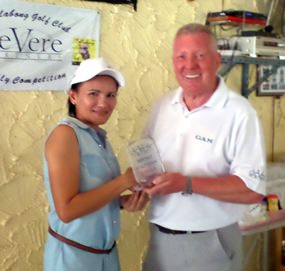 Brian Chapman presents the deVere monthly award to Thip Sakulthip.
