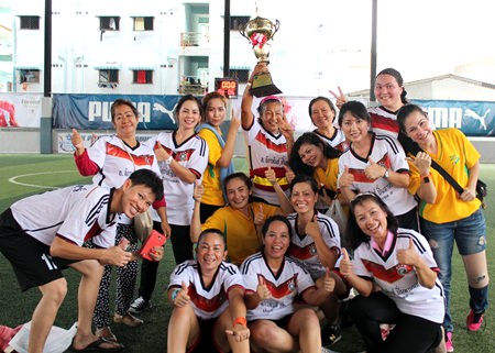The women’s champions from Lions Club of Pattaya Banglamung celebrate their victory.