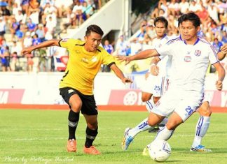 Pattaya United and Siam Navy FC are shown in action during their Thai Division 1 fixture at the Navy Stadium in Sattahip, Saturday, Oct 18.