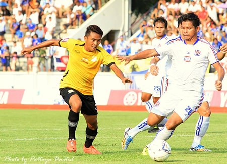 Pattaya United and Siam Navy FC are shown in action during their Thai Division 1 fixture at the Navy Stadium in Sattahip, Saturday, Oct 18.