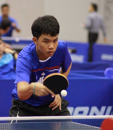 A team member of Pattaya A attempts a backhand passing shot during a qualifying round.