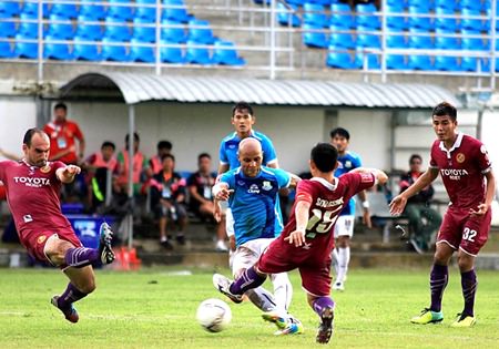 Brazilian Cristiano Lopes (centre) fires Pattaya United ahead against Roi-Et FC at the Nongprue Stadium in Pattaya, Saturday, Oct. 25. (Photo/Pattaya United FC)