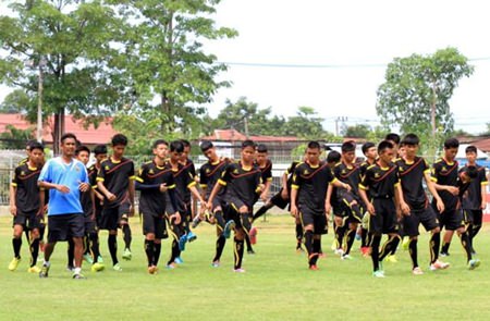 Pattaya United manager Songyot Klinsrisouk (2nd left) led the 90 selected youths in the training program.