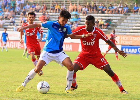 Pattaya United and Saraburi FC are shown in action during their Thai Division 1 fixture at the Nongprue Stadium in Pattaya, Sunday, Oct 12. (Photo/Pattaya United)