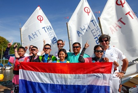 Shown in the group photo with the flag are the team with supporters. Front row (left to right): Nopporn Boonchert, Suthon Yampinid, Voravong Rachrattanaruk, Intira Panpiboon, national coach Somkiat Poonpat, and Sutida Poonpat.  Back row (left to right): Nima Chandler and Jordan Rumsby of the Royal Varuna Yacht Club, which is bidding to host the Optimist World Championship 2016, and Luis Velasco, Chairman of the 2014 Organizing Committee. (Photo/Matias Capizzano)