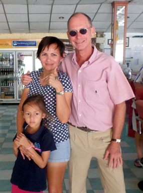 Auke Engelkes with Sakulthip (Thip) and her daughter.