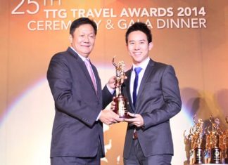 Royal Cliff Hotels Group Executive Director Vitanart Vathanakul (right) receives the TTG Travel Hall of Fame Award 2014 from Darren Ng, Managing Director of TTG Asia Media Ltd. at the 25th Annual TTG Awards 2014 Ceremony & Gala in Bangkok.