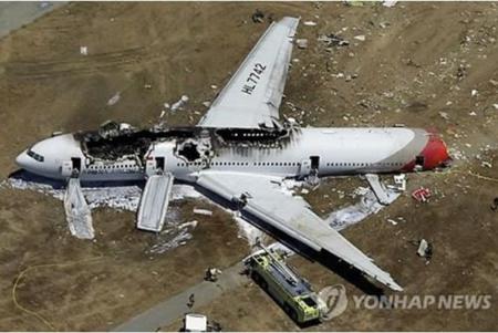 The wreck of Asiana Flight 214 at San Francisco International Airport (Yonhap file photo)