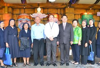 Dr. Steve Chana Kittikiatsak, CEO of Maryvit School (centre left), Father Kritsada Sukhphat, vice director of Pattaya Orphanage (centre),, and (suited up) Mr. Suthikorn Jianphaithun, owner of Thai Alangkarn Theatre (centre right), pose for a pre-show photo with members of the Christian monk committee.