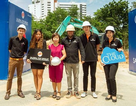 From left-right: Sakda Pukerdpim, Assistant Director, Samiporn Kamkaew, Assistant Construction Director, Wipa Borvornratanagosol, Director of Troung Co., Ltd., Shlomo Netter, Construction Director, Nimit Borvornratanagosol, Director of Troung Co., Ltd., and Dusadeeporn Mudhasakul, Project Coordinator, gather for a group photo to celebrate the commencement of construction of The Cloud condominium.