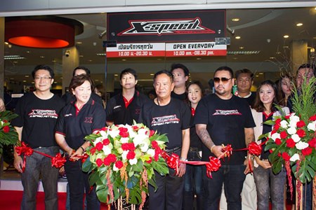 (L to R) Burin Chanragkarnkha, managing director of Mityon Pattaya Limited, along with Nipa Chanragkarnkha, Vice Admiral Alangkarn Wichaikul and Purin Krissanawanich jointly cut the ribbon during the grand opening event.