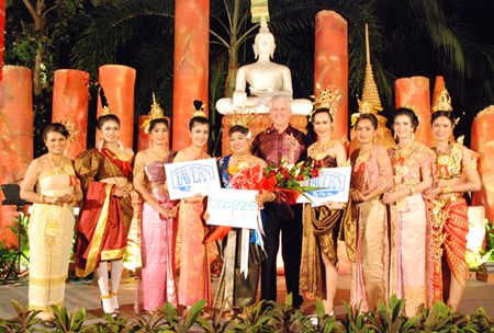 Amari Pattaya General Manager Brendan Daly (center) presents awards to Nong Noppamas contestants, including winner Nilobol Yusawat (5th left) from the Kitchen Department. Manaschanok Thabthone (4th left) from the Front Office Department finished runner-up, whilst Anusara Songkarin (4th right) from the Food & Beverage Department (Mantra Restaurant & Bar) was awarded second runner up.