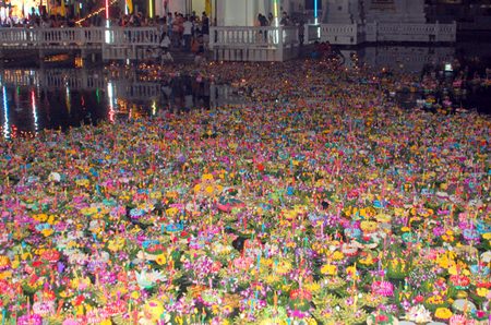 Chaimongkol Temple in South Pattaya hosted a grand Loy Krathong festival.