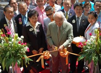 Air Chief Marshal Kamthon Sinthwaranon cut the ribbon to officially open the new library.