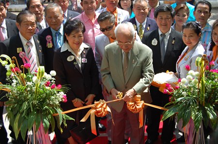 Air Chief Marshal Kamthon Sinthwaranon cut the ribbon to officially open the new library.