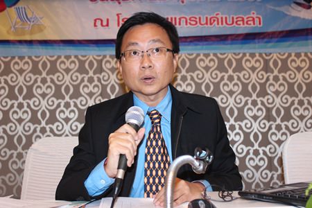 PBTA President Sinchai Wattanasartsathorn addresses the gathered community leaders.