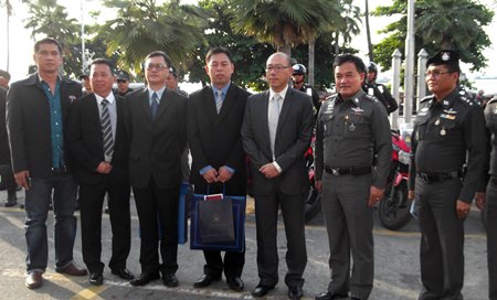 Local police welcome the delegation from Macau at Pattaya police station.