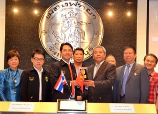 Mayor Itthiphol Kunplome presents the ceremonial key to the city to Hubei, China Deputy Mayor Shao Weimin.