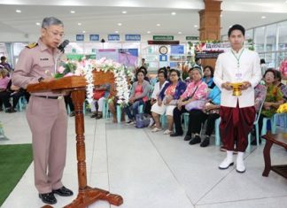 Queen Sirikit Naval Medical Center deputy director Nut Isarangkul Na Ayutthaya presides over ceremonies to mark World Diabetes Day.