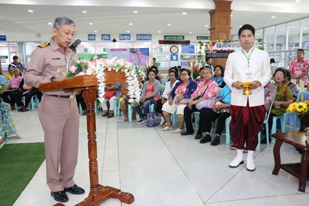 Queen Sirikit Naval Medical Center deputy director Nut Isarangkul Na Ayutthaya presides over ceremonies to mark World Diabetes Day.