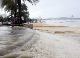 Flood water gushes out from Pattaya Soi 6 and 6/1, flooding Beach Road and carving out huge trenches in the sandy beach opposite. The much-vaunted new pumps installed to solve Beach Road’s incessant flooding problem flunked their first test, as a Halloween downpour proved too much for equipment operating near Soi 6.