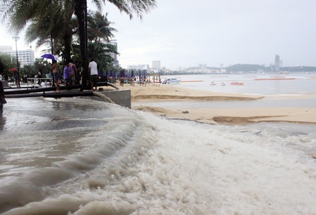 Flood water gushes out from Pattaya Soi 6 and 6/1, flooding Beach Road and carving out huge trenches in the sandy beach opposite. The much-vaunted new pumps installed to solve Beach Road’s incessant flooding problem flunked their first test, as a Halloween downpour proved too much for equipment operating near Soi 6. 