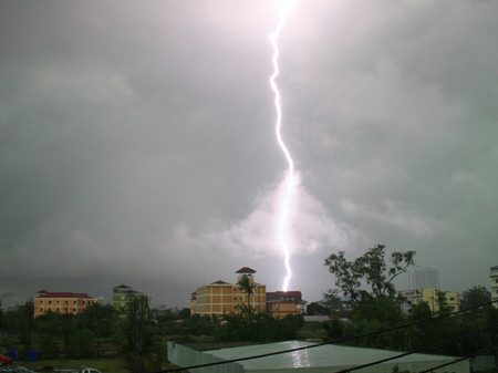 Pattaya was shrouded in black clouds on Halloween afternoon, occasionally lit up by spectacular lightning. (Photo by Thanawat “King” Suansuk)