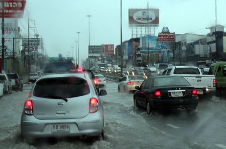 The water was as deep as 40-60cm in some areas of Sukhumvit.