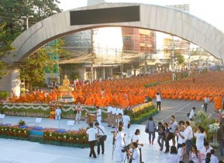 Thousands of Buddhists turned out to give alms to 2,600 monks on a mission to help temples in Thailand’s troubled south during a huge merit-making event in front of Pattaya City Hall Nov. 15. Rice, dried food and necessities were donated to support a nationwide drive by a million monks to provide relief to 323 embattled Buddhist temples in Songkla, Narathiwat, Yala and Pattani provinces.