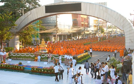Thousands of Buddhists turned out to give alms to 2,600 monks on a mission to help temples in Thailand’s troubled south during a huge merit-making event in front of Pattaya City Hall Nov. 15. Rice, dried food and necessities were donated to support a nationwide drive by a million monks to provide relief to 323 embattled Buddhist temples in Songkla, Narathiwat, Yala and Pattani provinces.  