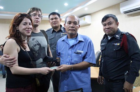 Baht bus driver Surachoke Sapchareon returns the lost money to owners Daria Labkovskaya and Mikhail Azovskii.