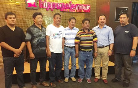 Maj. Gen. Nitipong Niemnoy (center, striped shirt) meets with the Pattaya Press Association’s Umphan Seangkeaw and other city reporters at a Central Festival Pattaya Beach.