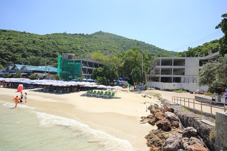 Banglamung District Chief Sakchai Taengho is investigating how developers of this hotel and restaurant under construction on Koh Larn’s Tawaen Beach gained approval for their project which is being built on public land.