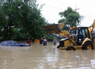 Sattahip District under water after day of rain One Nissan Bluebird parked near the 700-Rai Market was almost completely submerged by the flooding.