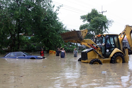One Nissan Bluebird parked near the 700-Rai Market was almost completely submerged by the flooding.