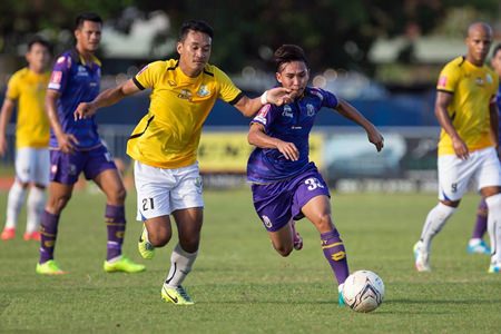 Pattaya United’s Aphichet Thongchai (left) and Phitsanulok FC’s Santiphap Ratniyom (right) challenge for the ball during their Thai Division 1 fixture at the Central Stadium in Phitsanulok, Saturday, Nov. 1.( Photo courtesy Phitsanulok FC)